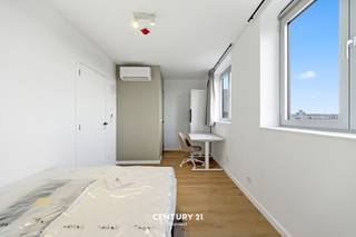 <span><strong>**Opbrengsteigendom met 18 kamer in THE HIVE**</strong></span><br /><br /><span>Welkom in Residentie The Hive, gelegen aan de </span><strong>Diestsesteenweg</strong><span>, een belangrijke verbindingsas tussen verschillende Leuvense wijken. We bevinden ons in het hart van Kessel-Lo, op wandelafstand van talrijke voorzieningen en de achterzijde van het station van Leuven, op een steenworp van het stadscentrum.</span><br /><br /><span>The Hive omvat </span><strong>18 kamers</strong><span>, elk uitgerust met </span><strong>eigen sanitair</strong><span>, waarvan enkele met een privatief terras. Deze residentie omarmt het studentenleven en biedt alle mogelijkheden om aangenaam samen te wonen. Zo beschikt het gebouw over een </span><strong>inpandige fietsenstalling</strong><span>, een vuilnisberging, een</span><strong><span> </span>gemeenschappelijke tuin</strong><span> van 60 m², een </span><strong>ontspanningsruimte</strong><span> met dakterras en twee </span><strong>gemeenschappelijke keukens</strong><span>. Naast de doordachte indeling zorgen de kwalitatieve materiaalkeuze en de hoogwaardige afwerking voor een duidelijke meerwaarde en een hedendaagse uitstraling.</span><br /><br /><span>Het gebouw genereert een netto jaarrendement van €137.800, wat neerkomt op een rendement van </span><strong>3,60%</strong><span>. Dit maakt het tot een zorgeloze investering met onmiddellijk rendement.</span><br /><span><br /><strong><span>Meer informatie of een bezichtiging ter plaatse? Aarzel niet en contacteer Jacky via jacky@connect-immo.be of 0495 53 46 49</span><br /><br /></strong>EPB Startverklaring!</span>