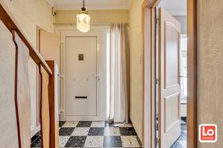 Verder te renoveren halfopen woning en afzonderlijke dubbele garage en stadstuin op een gemakkelijk bereikbare locatie in Hamme. De woning bevat op het gelijkvloers een inkomhal, een ruime leefruimte, een geïnstalleerde keuken, een berging en een toilet. Op de eerste verdieping zijn er twee ruime slaapkamers, een kleine bureauruimte/berging en een badkamer met lavabo, een zitbad en een toilet. Er is eveneens een ruime bergzolder. De woning beschikt over alle comfort en wordt centraal verwarmd met stookolie. Het buitenschrijnwerk bestaat uit PVC met dubbel glas en rolluiken op het gelijkvloers. De totale oppervlakte van het perceel is 325m².<br />Wil u deze woning op een gemakkelijk bereikbare locatie nabij het centrum van Hamme bezoeken? Schrijf dan nu voor het bezoekmoment op woensdag 1/7/2026 enkel via https://calendly.com/loimmogunther/bezoekmoment-heirbaan-219-te-hamme
