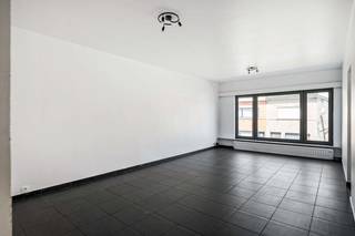 Een op te frissen 2 slaapkamer appartement gelegen op de 1ste verdieping van een kleinschalig gebouw op centrale locatie. Inkomhal, apart toilet, woonkamer aan keuken, badkamer (ligbad en lavabo in meubel), 2 slaapkamers (waarvan één met balkon) en 3de kamer als hobbyruimte/ruime dressing. Volgende zaken werden reeds vernieuwd; condensatie cv ketel dd. 2026, ramen dd. 2020, elektriciteit met conforme keuring. Geen gemeenschappelijke kosten. Mogelijkheid tot aankoop van een garage achter het gebouw.