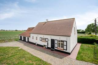 De eigendom wordt aangeboden via de Pre-sale formule. Op donderdag 18/06/2026 tussen 17u - 19u kan u deze woning op afspraak komen bezichtigen en uiterlijk op donderdag 25/06/2026 om 16u een bod uitbrengen. De vermelde prijs is een instelprijs.Op een grondoppervlakte van 897m² vinden we deze landelijke woning te koop. Deze charmante woning werd volledig gerenoveerd en beschikt over 4 slaapkamers, 2 badkamers en 2 garages.Rustig gelegen langs het water tussen Alveringem en Lo-Reninge.Zoek je immo in Alveringem? Lees dan zeker verder.INDELINGGelijkvloers:- ruime keuken- lichtrijke leefruimte met keramische parket- multifunctionele voutekamer, ideaal als slaapkamer of bureau, met ensuite badkamer voorzien van douche, toilet en wastafelmeubel- tweede voutekamer met inloopdouche, wastafelmeubel, toilet en aansluiting voor wasmachine1e verdieping:- nachthal- 3 volwaardige slaapkamers- apart toiletDe woning beschikt over een dubbele garage met aansluitend een ruime berging.Daarnaast bevindt zich in de tuin nog een afzonderlijke tuinberging met elektriciteitsaansluiting.In de tuin geniet u in alle rust van de mooie vergezichten.ALGEMEEN- 4 slaapkamers & 2 badkamers- dubbele garage- PVC schrijnwerk met HR glas- EPC label C- CV op aardgas- conforme elektrische installatie- regenwater 12.000 liter- IBA aanwezig- rustige ligging nabij Veurne en de kust De eigendom wordt aangeboden via de Pre-sale formule. Op 18/06/2026 tussen 17:00 en 19:00 kan u de woning op afspraak komen bezichtigen en een bod uitbrengen. De vermelde prijs is een instelprijs. Voor meer info, gelieve contact op te nemen met de dossierverantwoordelijke.Bestuursmaatregelen in het maatregelenregister: nee