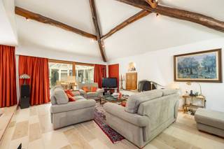 Deze prachtige villa in Schilde is een droomwoning voor wie op zoek is naar ruimte, comfort en luxe en dit alles op de begane grond. Gelegen in een rustige omgeving, biedt deze open bebouwing alle privacy en rust die je maar kunt wensen.<br /><br />De woning, gebouwd door Vlassak-Verhulst villabouw in 1988, beschikt over een prachtig aangelegde tuin en een zonnig terras op het zuiden. De tuin is perfect om te genieten van de zonnige dagen en biedt voldoende ruimte voor ontspanning en buitenactiviteiten.<br /><br />De villa beschikt over 3 slaapkamers en 2 badkamers. <br /><br />Daarnaast beschikt de woning over een inpandige garage met plaats voor twee auto's.<br /><br />De EPC-waarde van 276 en het energielabel C zorgen voor een energiezuinige woning, wat resulteert in lagere energiekosten en een kleinere ecologische voetafdruk.<br /><br />Kortom, deze villa in Schilde is een ideale woning voor wie op zoek is naar comfort, ruimte en luxe in een rustige omgeving. Met een prachtige tuin, ruime slaapkamers, een garage en een energiezuinig karakter, biedt deze woning alles wat je maar kunt wensen.