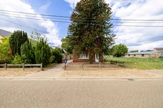 <strong>Te renoveren gezinswoning op een toplocatie in Morkhoven én met de mogelijkheid tot aankoop van de naastgelegen bouwgrond. Dit in een rustige straat vlakbij het centrum van Morkhoven. EPC Label-F (1305 kWh/m²/j)<br /><br />Ligging: </strong>Rustig gelegen en op wandelafstand van de dorpskern van Morkhoven. Ook is er een vlotte verbinding naar omliggende gemeenten en de autostrade.<br /><br /><strong>Indeling</strong>: Inkomhal, leefruimte, keuken, eetplaats, badkamer <strong>+1</strong>: 3 slaapkamers, linnenkamer <strong>+2:</strong> zolder <strong>tuin </strong>met garage en tuinhuis<br /><br /><strong>Beschrijving: </strong>Deze woning vormt de ideale basis voor een grondige renovatie naar hedendaagse norm. Ze beschikt over heel wat volume en dankzij haar ruime zolder zijn er mogelijkheden om deze tot bv. volwaardige slaapkamers om te toveren. Daarnaast geniet de grond van een straatbreedte van maar liefst 22 meter, wat maakt dat er ook in de breedte nog heel wat uitbreidingsmogelijkheden zijn.<br /><br />Eén van de grooste troeven is de rustige ligging op een ideaal perceel van 841m². Deze ruime tuin geniet alvast de meest ideale oriëntatie op het Westen. <br /><br />Ook de mogelijkheid om de naastgelegen bouwgrond van 638m² mee aan te kopen biedt een unieke kans voor zij die hiernaar op zoek zijn.<br /><br />Kortom een woning met heel veel potentieel om om te vormen naar een hedendaagse thuis.