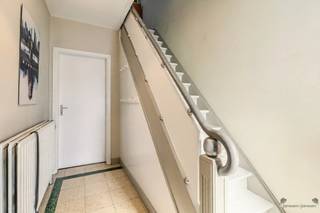 <h1><span>Gerenoveerde woning met 2 badkamers en potentieel voor 3 slaapkamers in Begijnendijk</span></h1><p><span>Instapklaar, verrassend ruim en met extra potentieel!</span><span> Deze gerenoveerde woning biedt </span><span>156 m² wooncomfort</span><span> , met 2 slaapkamers, 2 badkamers, een gezellige tuin én een ruime zolder die eenvoudig kan worden ingericht als derde slaapkamer, bureau of hobbyruimte.</span></p><p><span>De woning beschikt over een </span><span>ruime en lichtrijke leefruimte, gezellig met ingebouwde pelletkachel, </span><span>aansluitend een ingerichte keuken. Op het gelijkvloers bevindt zich bovendien een </span><span>badkamer met inloopdouche</span><span> en praktische was- en bergruimte.</span></p><p><span>Op de eerste verdieping zijn er </span><span>2 volwaardige slaapkamers</span><span> en een tweede badkamer met ligbad en dubbele lavabo. De vaste trap naar de zolder zorgt voor extra flexibiliteit en biedt tal van mogelijkheden.</span></p><p><span>Langs de woning bevindt zich een </span><span>ingerichte tuin met terras en tuinhuis</span><span>. Er zijn 2 staanplaatsen en 1 garage.</span></p><p><span>De woning is goed gelegen. Op wandelafstand van de dorpskern, winkels, scholen en alle andere voorzieningen.</span></p><h3><span>Sterke troeven:</span></h3><ul><li><span>Gerenoveerd en instapklaar</span></li><li><span>Condenserende verwarmingsketel op aardgas</span></li><li><span>extra gezellige warmte met ingebouwde pelletkachel</span></li><li><span>2 slaapkamers + met uitbreidingsmogelijkheid</span></li><li><span>2 badkamers</span></li><li><span>Zolder bereikbaar via vaste trap</span></li><li><span>Gezellige tuin met terras en tuinhuis</span></li><li><span>1 garage + 2 staanplaatsen</span></li></ul><p><span> </span></p><p><span>Een veelzijdige woning met ruimte voor vandaag én mogelijkheden voor morgen. Ontdek zelf het potentieel van deze woning in Begijnendijk!</span></p>