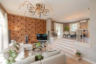 Prachtige villa in het geliefde Linden, rustig gelegen op het einde van een doodlopende straat en ontworpen en duurzaam ontwikkelt door Kwadraat. De woning wordt omringd door een prachtig aangelegde tuin met siervijver op een perceel van 750m². Met een bewoonbare oppervlakte van 322m² en aangename splitlevel-niveaus biedt deze villa een bijzonder ruimtelijk en open woongevoel.<br />Binnenin beschikt u over vier volwaardige slaapkamers en een nieuwe luxe badkamer uit 2020, afgewerkt met hoogwaardige materialen. De keuken in volkern werd recent vernieuwd en uitgerust met topapparatuur van V-ZUG, ideaal voor wie houdt van kwaliteit en verfijning.<br />De woning is volledig mee met haar tijd: EPC B, zonnepanelen, vloerverwarming, een thuisbatterij en een laadpaal zorgen voor een energiezuinige en toekomstgerichte woonervaring. Buiten geniet u van meerdere terrassen met een nieuwe zonnetent van Harol en een stijlvol schaduwdoek van HOOVER Concepts. Het tuinhuis uit 2020, volledig geïsoleerd en voorzien van verlichting, vormt een extra troef voor hobby, opslag of thuiswerk.<br />Een bijkomend pluspunt is de uitbreidingsmogelijkheid op de zolder, bereikbaar via een vaste trap. Hier kan eenvoudig een extra slaapkamer en zelfs een bijkomende badkamer worden gecreëerd, wat de woning nog meer potentieel en flexibiliteit biedt.<br />Een uitzonderlijke eigendom die rust, ruimte, energiezuinigheid en een prachtige tuin combineert op een toplocatie in Linden, in een doodlopende straat en mét uitbreidingsmogelijkheden voor wie nog een stap verder wil gaan. info@covas.be // 016 40 60 20 // www.covas.be