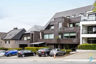 TE KOOP Ruim appartement met 2 terrassen en staanplaatsenDit verzorgd appartement biedt een aangename woonomgeving met een open leefruimte en...