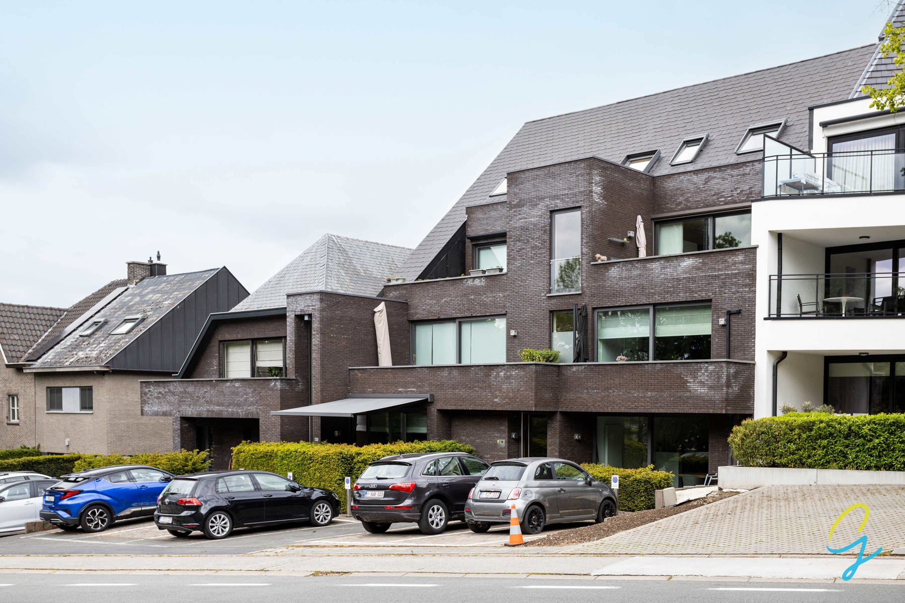 TE KOOP Ruim appartement met 2 terrassen en staanplaatsen - foto 3