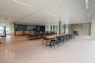 Bent u op zoek naar een unieke kantoorruimte op een toplocatie met onmiddellijke verbinding naar belangrijke snelwegen? Dan is deze kantoorruimte van 584 m² op de 1ste verdieping van de innovatieve en hypermoderne bedrijvencampus 'O-Forty' precies wat u zoekt. Gelegen naast op- en afrit 9 Oostkamp én met visibiliteit langs de E40 biedt deze ruimte een uitstekende bereikbaarheid.<br />
<br />
De kantoren zijn bemeubeld en volledig ingericht. U kunt ook gebruik maken van de gemeenschappelijke refter/ontspanningsruimte en extra vergadermogelijkheden (en seminarie ruimtes) in toren 'B'. <br />
<br />
Deze bedrijvencampus biedt nog vele andere voordelen, zoals een event space, coworking space, foodbar, fitness, padel, badgesysteem, pakjesmuur en ruime boven en ondergrondse parkeermogelijkheden. Onmiddellijk beschikbaar!<br />
<br />
EPC: 20260731-0020085613-NR-1<br />
<br />
Neem contact op met PANORAMA B2B voor bijkomende inlichtingen, plannen of een vrijblijvend plaatsbezoek via 0479 70 70 73.