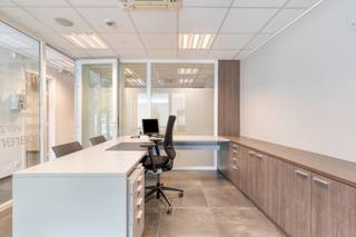 Instapklare handelsruimte te koop in het centrum van WaregemBent u op zoek naar een commerciële ruimte waar u meteen aan de slag kunt? Deze ruime...