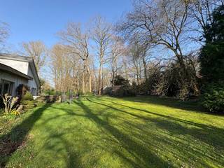 <p><span>Bierghes. Bois du Strihoux. Gelegen in een rustige woonwijk met uitzicht op het bos, aan de poorten van Brussel, is deze prachtige gelijkvloerse woning, die zich leent voor renovatie, voorzien van een grote, goed georiënteerde tuin. Het pand is beveiligd met een elektrische poort en geniet van alle voordelen van een rustige doodlopende straat, omgeven door natuur. De mooie tuin omvat een terras, volière, tuinschuur en een kleine vijver. De woning bestaat uit een ruime hal met toilet. De woonkamer van 45 m², voorzien van een houtkachel, grenst aan een prachtige mezzanine van 20 m², ideaal voor een kantoor, bibliotheek of kleine zitkamer. De ingerichte keuken geeft toegang tot de tuin. Een gang leidt naar een groot kantoor van 22 m², perfect voor een comfortabele werkplek of gastenkamer. Een andere kamer van 17 m² met toegang tot de tuin kan eenvoudig worden omgebouwd tot slaapkamer. De twee hoofdslaapkamers, van respectievelijk 15 en 14 m², bieden uitstekende renovatiemogelijkheden. De badkamer van 6 m² is voorzien van een bad en een douche. De garage van 30 m², met een stookruimte en een wasruimte, biedt ruime opbergruimte. Dubbele beglazing van verschillende leeftijden (meest recent in 2020). Centrale verwarming op olie en een (gecertificeerde) olietank van 3.000 liter. Waterverzachter. Energieprestatiecertificaat (EPC D) onbekend. Biedingen vanaf  390.000. Informatie en bezichtigingen: 02/355.50.55</span></p><p><span> </span></p>