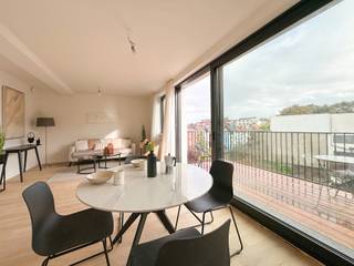 Achterhuis met 2 slaapkamers en zolderruimte – Schaarbeek<br /><br />Achteraan een klein, modern appartementsgebouw met 4 eenheden, vindt u dit gezellige 2-slaapkamer achterhuis, dat rust en comfort biedt in het hart van Schaarbeek.<br />Het huis bestaat uit een lichte woonkamer met een volledig uitgeruste open keuken, die toegang geeft tot een terras en een kleine, zuidwestelijk georiënteerde privé-tuin. Twee comfortabele slaapkamers, een moderne badkamer, twee aparte toiletten en een inkomhal maken het geheel compleet. De zolderruimte kan nog ingericht worden en biedt extra ruimte, ideaal voor een bureau of multifunctionele kamer.<br /><br />Het gebouw beschikt over een fietsenstalling, een gedeelde tuin met moestuin en zonnepanelen.<br />Een zeldzaam pand dat rust en moderniteit combineert.<br />Contacteer ons voor een bezoek.