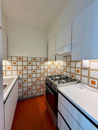 <p><span>In het centrum van Antwerpen, in de wijk Markgrave, vinden we dit ruim 1 slaapkamer appartement terug. </span></p><p><span>We hebben van hieruit een goede verbinding met het openbaar vervoer alsook naar op- en afritten van autostrades.</span></p><p><span>In de nabijheid vinden we het Hof van Leysen, het Harmoniepark en leuke bars om gezellig te vertoeven.</span></p><p><span> </span></p><p><span>Indeling:</span></p><p><span>We nemen de trap of lift tot op de tweede verdieping. We betreden het appartement en komen uit in een ruime en lichtrijke leefruimte. Er werd een vestiaire kast voorzien en een apart toilet met handenwasser. </span></p><p><span>Aansluitend vinden we de basic ingerichte keuken.</span></p><p><span> </span></p><p><span>De ruime slaapkamer (16m²) biedt toegang tot de badkamer. Deze is voorzien van een lavabo en een bad.</span></p><p><span> </span></p><p><span>Nuttige informatie:</span></p><ul><li><span>Gemeenschappelijke kosten: € 90, </span><span>inclusief:</span><span> provisie water, minuterie, onderhoud van de gemeenschappelijke delen en lift.</span></li><li><span>Huurwaarborg: 3 maanden</span></li><li><span>Plaatsbeschrijving: € 225 (per partij)</span></li><li><span>Beschikbaarheid: 01/03/2026</span></li><li><span>EPC: 147 kWh/m²</span></li></ul><p><span> </span></p><p><span>Boek nu zelf ONLINE uw afspraak in. Surf naar het betreffende eigendom op onze website <span>www.habicom.be</span></span><span> en klik op de roze knop </span><span>'Vraag je bezoek aan'</span><span>. </span></p><p><span>Voor meer info surf naar <span>www.habicom.be</span></span><span>.</span></p><p><span> </span></p>