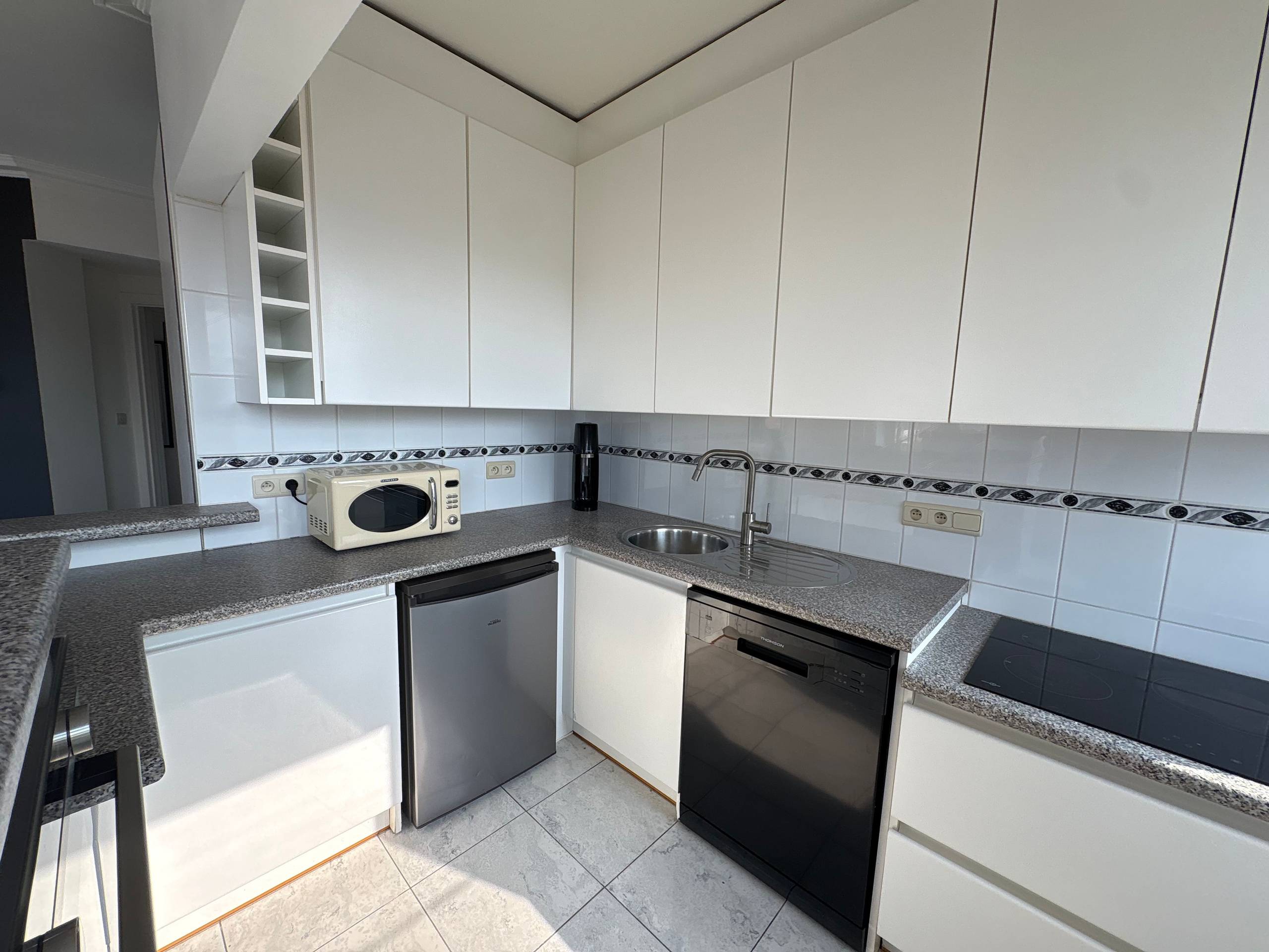 Lichtrijk appartement met 2 slaapkamers en zonnig terras te Oostende! - foto 2