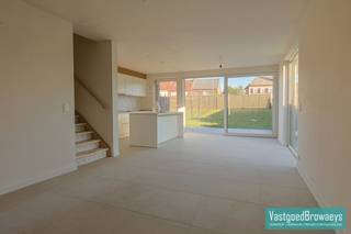 Deze half open bebouwing met aanpalende garage omvat een inkomhal met bezoekerstoilet, berging, leefruimte met open ingerichte keuken met...