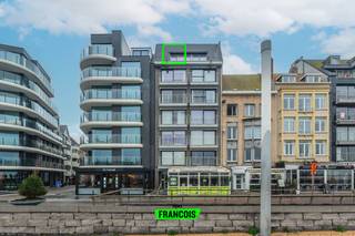 Volledig vernieuwd appartement (EPC B) met prachtig zicht op Visserskaai Oostende<br /><br />Op zoek naar een volledig vernieuwd appartement in een nette residentie op een uitzonderlijke en centrale ligging met prachtig zicht in Oostende? Dan is dit appartement op de zesde verdieping een absolute aanrader!<br /><br />Het appartement werd volledig gestript en opnieuw ingericht met oog voor kwaliteit en comfort. De zeer lichtrijke woonkamer geniet van een prachtig open zicht op de Visserskaai, een levendige en iconische locatie waar stad, zee en haven samenkomen. Hier woont u letterlijk op wandelafstand van het strand, de jachthaven, het stadscentrum, tal van gezellige restaurants, winkels en openbaar vervoer.<br /><br />De volledig nieuwe, ingerichte keuken is uitgerust met kwalitatieve toestellen en voorzien van een aansluiting voor een wasmachine. Verder beschikt het appartement over een apart toilet, een moderne badkamer met douche en lavabomeubel en een volwaardige aparte slaapkamer. Daarnaast is er ook extra slaapgelegenheid mogelijk in de woonkamer, wat dit appartement bijzonder geschikt maakt als tweede verblijf, vaste woonst of investering.<br /><br />Ook technisch scoort dit appartement uitstekend met een conforme elektrische keuring en een gunstig EPC-label B. Bij het appartement hoort bovendien een private berging op verdieping -1. <br /><br />De verkoop gebeurt onder registratierechten; indien aan de voorwaarden voldaan wordt, kan u genieten van het verlaagd tarief van 2%.<br /><br />Een zorgeloos, energiezuinig en centraal gelegen appartement met een uniek zicht — ideaal voor wie wil genieten van alles wat Oostende te bieden heeft.<br /><br />Contacteer ons vandaag nog voor meer info of een bezoek ter plaatse op inti@immofrancois.be of 0499 74 89 74.<br /><br />
