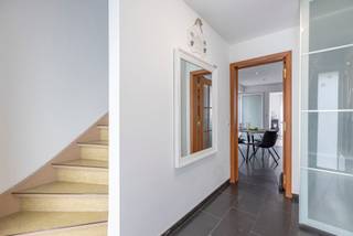 Deze volledig gerenoveerde halfopen bebouwing biedt comfort, ruimte en energiezuinigheid in één. <br /><br />De woning werd vernieuwd in 2013, met een geïsoleerd dak uit 2020 en beschikt over 16 zonnepanelen, airco en een gezellige pelletkachel. <br /><br />Op het gelijkvloers vind je een inkomhal met gastentoilet en vestiaire, een ruime geïnstalleerde keuken met ontbijthoek en een lichtrijke L-vormige woonkamer. De garage werd omgevormd tot een wasberging met bureauruimte, ideaal voor thuiswerk. <br />Op de eerste verdieping bevinden zich drie volwaardige slaapkamers en een badkamer met ligbad. <br />De ruime zolder, bereikbaar via een vaste uitschuiftrap, biedt extra mogelijkheden als vierde slaapkamer of polyvalente ruimte. <br />De woning beschikt bovendien over twee praktische kelders. <br /><br />Buiten geniet je van een zonnige tuin met gezellig terras — perfect om tot rust te komen. Een instapklare woning met alles wat je nodig hebt!<br /><br />EPC 159 kWh/m²<br />Elektriciteit conform