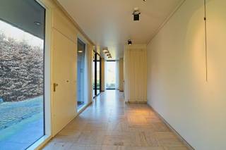 Welkom in deze prachtige, energiezuinige villa, gelegen in een doodlopende straat en omringd door weelderig groen. Met een royaal perceel van 3.405...