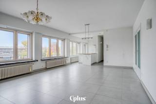 Ruim en lichtrijk appartement (138m²) gelegen op de 1ste verdieping (lift aanwezig) van een kleinschalige residentie. De residentie is gelegen in...