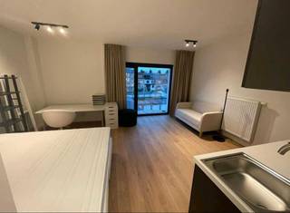 Op zoek naar een comfortabele en rustige studentenstudio? Deze ruime en lichtrijke studio van 27 m² biedt alles wat je nodig hebt om aangenaam...