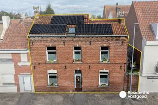 Op een uitstekende ligging vlak bij de Gentpoort en op wandelafstand van de Brugse binnenstad bevindt zich deze eigendom met interessant herontwikkelingspotentieel.<br />De bestaande rijwoning staat op een perceel met een breedte van ca. 12 meter en een diepte van ca. 6 meter. De woning telt momenteel ca. 175 m² bewoonbare oppervlakte, maar wordt voornamelijk aangeboden met het oog op afbraak en realisatie van een nieuw project, steeds onder voorbehoud van de geldende stedenbouwkundige voorschriften en vergunningen.<br />Dankzij de centrale ligging bevinden winkels, scholen, openbaar vervoer en andere dagelijkse voorzieningen zich in de onmiddellijke omgeving. Ook de Brugse binnenstad en belangrijke verbindingswegen zijn vlot bereikbaar.<br />Een interessante opportuniteit voor projectontwikkelaars, investeerders of bouwheren die op zoek zijn naar een centraal gelegen ontwikkelingssite in Brugge. <br />De vermelde prijs is een richtprijs. Elk bod hoger of lager dan de vermelde prijs wordt overgemaakt aan de eigenaar die zich het recht voorbehoudt om dit al dan niet te aanvaarden. <br />EPC: 386 kWh/m²jaar (energielabel D) (Vg, Wg, Gmo, Vkr, Gvv) Ref. BR00569