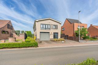 Deze gezellige woning aan Langedijk 29 te Laakdal biedt een mooie combinatie van ruimte, licht en comfort. De woning beschikt over drie slaapkamers, een grote inpandige garage en een gezellige, privatieve tuin.<br /><br />Op het gelijkvloers bevinden zich de inkomhal, een ruime inpandige garage en diverse praktische berg- en opslagruimtes.<br /><br />De leefruimtes bevinden zich op de verdieping. Hier vindt u een lichtrijke woonkamer, een keuken, drie volwaardige slaapkamers en een badkamer met ligbad. De indeling zorgt voor een aangename woonbeleving met een mooi uitzicht op de tuin.<br /><br />Buiten geniet u van een verzorgde en gezellige tuin, ideaal om te ontspannen of om te genieten van lange zomeravonden met familie en vrienden.<br /><br />Dankzij de gunstige ligging in Laakdal, nabij winkels, scholen en belangrijke invalswegen, combineert deze woning een rustige woonomgeving met een uitstekende bereikbaarheid.<br /><br />Bel ons op 014/95.37.50 of mail naar secretariaat@degroot-celen.be voor meer informatie of een bezoek ter plaatse.