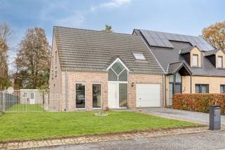 <p><span><strong>TE KOOP: Halfopen bebouwing met 3 slaapkamers te Zolder!</strong></span><br /><span>Deze halfopen bebouwing ligt in een rustige doodlopende straat, wat extra privacy en veiligheid garandeert. De woning beschikt over een ruime, lichtrijke leefruimte met eetplaats. De praktische inrichting, gecombineerd met een inpandige garage, aparte berging en een onderhoudsvriendelijke tuin met tuinhuisje, zorgt voor een aangenaam wooncomfort.</span></p><p><span>Verder beschikt de woning over drie volwaardige slaapkamers, een badkamer uitgerust met ligbad en toilet, evenals een apart gastentoilet. Buiten geniet u van een aangename tuin met tuinhuisje, ideaal voor ontspanning of hobby.</span></p><p><span><strong>Ligging:</strong></span><br /><span>De woning bevindt zich in een rustige en kindvriendelijke woonwijk van Zolder, waar rust en privacy hand in hand gaan met praktische bereikbaarheid. In de directe omgeving vindt u scholen, winkels, horecazaken en sportfaciliteiten. Voor dagelijkse verplaatsingen zijn er diverse verbindingen met het openbaar vervoer, en de belangrijkste verkeersaders zijn snel bereikbaar, waardoor zowel het centrum van Heusden-Zolder als omliggende steden vlot bereikbaar zijn.</span></p><p><span><strong>Indeling:</strong></span><br /><span>Gelijkvloers: Inkomhal, apart toilet, ruime living met eetruimte, keuken, berging en inpandige garage.</span><br /><span>Op de verdieping bevinden zich 3 slaapkamers en een badkamer met bad en toilet.</span><br /><span>Buiten is er een tuin met tuinhuisje.</span></p><p><span><strong>Troeven:</strong></span><br /><span>-Doodlopende straat!</span><br /><span>-3 volwaardige slaapkamers!</span><br /><span>-Inpandige garage!</span><br /><span>-Rustige en centrale ligging met voorzieningen dichtbij!</span><br /><span>-Steenoven in het tuinhuisje!</span></p><p><span><span><strong>EPC C met certificaatnummer 20251201-0003746826-RES-2</strong></span></span><br /><span><span><strong>P-score: D</strong></span></span><br /><span><span><strong>G-score: A</strong></span></span></p><p><span><strong>Niet gelegen in signaalgebied, niet gelegen in een afgebakende oeverzone of een afgebakend overstromingsgebied.</strong></span><br /><span><strong>Stedenbouwkundige info: woongebied – geen dagvaarding – geen voorkooprecht – bouwvergunning </strong></span><br /><span><strong>*Bron bewoonbare oppervlakte EPC</strong></span></p>