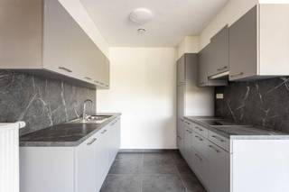 <h3>Te koop te Berlare!<br />Dit aangename en energiezuinige appartement in Berlare combineert comfort, ruimte en een rustige ligging met een uitstekende energieprestatie (EPC-label A).<br />Het appartement maakt deel uit van een kleinschalige en rustige residentie met slechts 6 appartementen. Het gebouw dateert uit 2015, werd pas vorig jaar volledig afgewerkt en is bovendien nog nooit bewoond geweest. Hierdoor geniet u van een bijzonder verzorgde en moderne woonomgeving.<br />De ruime woonkamer vormt het hart van de woning en sluit mooi aan op de volledig ingerichte keuken. Daarnaast beschikt het appartement over een praktische berging, een badkamer met inloopdouche en 3 slaapkamers. De derde slaapkamer kan uiteraard ook perfect ingericht worden als bureau, hobbyruimte of extra leefruimte.<br />Een extra troef is de rustige ligging met weinig doorgaand verkeer. U woont hier in een aangename omgeving, op korte afstand van het Donkmeer en talrijke wandel- en fietsroutes, terwijl ook het centrum van Berlare vlot bereikbaar blijft. Een ideale combinatie van rust, natuur en bereikbaarheid.<br />In het gebouw is een lift aanwezig.<br />Er is bovendien een verplichting om een autostaanplaats aan te kopen voor € 10.000.<br />Een interessante opportuniteit voor wie op zoek is naar een ruim, energiezuinig en instapklaar appartement in een rustige omgeving!<br />Graag een bezoek ter plaatse?<br />Contacteer Laura via 0469 14 29 44 of laura.l@cornelis-goeman.be.<br /><br />Graag een bezoek ter plaatse? Contacteer Laura via 0469 14 29 44 of laura.l@cornelis-goeman.be</h3>
