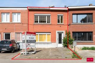 Bent u op zoek naar een renovatieproject met potentieel? Deze ruime woning biedt u de unieke kans om uw eigen droomhuis te creëren. Centraal...