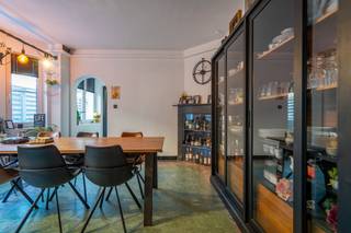 Welkom in Koornstraat 105 te Roeselare! Deze <strong>instapklare woning</strong> van ca. <strong>200 m²</strong> combineert <strong>karaktervolle charme</strong> met <strong>moderne energiezuinigheid</strong> (EPC A). De <strong>elektrische installatie</strong> is <strong>conform</strong> en voorzien <strong>domotica</strong> en beschikt over een <strong>thuisbatterij</strong>. Bovendien is de woning <strong>volledig asbestveilig</strong>.<br /><br />De inkomhal leidt naar de <strong>ruime leefruimte</strong>, momenteel ingericht met een <strong>bureau</strong> – ideaal voor thuiswerk. Verder zijn er een <strong>eetkamer</strong>, <strong>keuken</strong> met <strong>bijkeuken</strong>, een <strong>grote berging</strong> en een <strong>apart toilet.</strong> De <strong>kelder</strong> werd recent behandeld tegen vocht. Buiten vind je een <strong>onderhoudsvriendelijke tuin</strong> van ca. <strong>70 m²</strong> met terras en kunstgras.<br /><br />Op de eerste verdieping bevinden zich <strong>drie slaapkamers</strong> aan de <strong>voorzijde</strong>, waaronder een <strong>masterbedroom</strong>. Aan de achterzijde is er een <strong>polyvalente ruimte</strong> (fitness), een <strong>moderne badkamer</strong> met <strong>douche</strong>, <strong>dubbele lavabo</strong> en <strong>toilet</strong>, én een aparte <strong>dressing</strong>. Handig detail: de <strong>waskoker</strong> komt uit boven de wasmachine.<br /><br />Ben je op zoek naar een ruime, energiezuinige woning met karakter en comfort?<br /><strong>Maak vandaag nog je afspraak – deze woning voelt als thuiskomen!</strong><br />Contact Yorben 0468 188 061 of yorben@dekeyser.immo