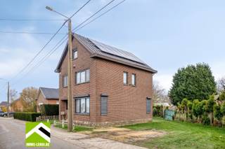 Mooi gelegen in deelgemeente Vreren, vind je deze charmante open bebouwing op een perceel van 820 m². De diepe tuin kijkt uit op achterliggende velden.<br /><br />INDELING: <br /> x Ruime inkomhal met ruimte voor vestiaire en toilet;<br /> x Lichtrijke woonkamer, ingericht met salon en eetkamer;<br /> x Gesloten keuken met ontbijthoek en toegang via een sas naar de tuin;<br /><br />Op de verdieping: <br /> x 2 ruime slaapkamers;<br /> x badkamer met douche en toilet;<br /> x tussenkamer met wasplaats en trap naar de zolderkamer; <br /> x volledig afgewerkte zolderkamer met ruimte voor slaapkamer, bureau en hobbyruimte.<br /><br /> x Vrijstaande achterbouw met hobbyruimte en tuinberging.<br /><br />TROEVEN: <br />Deze woning werd gerenoveerd in 2018 en is voorzien van nieuwe ramen met hoogrendementsglas en zonnepanelen. Daarnaast werd ook het volledige interieur vernieuwd. <br />De woning biedt veel ruimte dankzij de grote afgewerkte zolder én het bijgebouw in de tuin. Het perceel is ruim 8 are en heeft een afgesloten tuin, wat het de ideale gezinswoning maakt.<br /><br />Lijkt deze woning wel iets voor jou? Plan dan snel een bezoek door te bellen naar 012 23 00 23 of stel je vragen aan roland@immo-leroi.be.