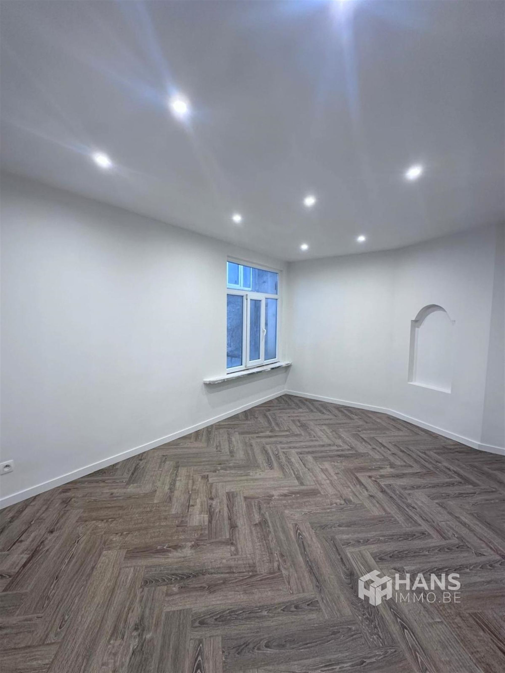 Gerenoveerd appartement ( 115m² ) met 2 slaapkamers, bureau en terras vlakbij het Centraal station van Antwerpen. - foto 5