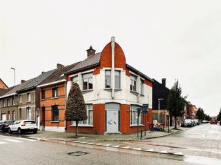 Deze karakter uitstralende woning is gelegen in het centrum van Kruibeke. Het pand beschikt over een afgesloten en aanpalende garage.De indeling...