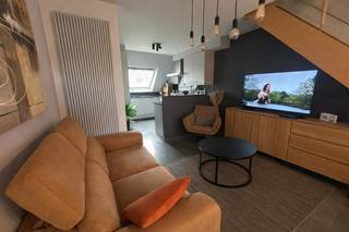 <p>Inscrivez-vous pour l’appartement via le lien suivant: https://shorturl.at/CJ1Dj</p><p></p><p>Cet appartement en duplex très lumineux bénéficie <strong>d'un emplacement idéal à Erembodegem</strong>. La gare, les commerces, les écoles et les transports en commun se trouvent à proximité.</p><p></p><p>En entrant dans l'appartement, vous accédez à <strong>un espace de vie convivial avec cuisine ouverte</strong>. <strong>Une terrasse</strong> est attenante. L'appartement dispose également de toilettes, d'une buanderie et d'une salle de bains avec douche. À l'étage supérieur se trouvent la chambre à coucher et des toilettes séparées.</p><p></p><p>Il est possible de louer <strong>un garage pour 80 € + 15 € de charges communes.</strong></p><p></p><p>Le loyer s'élève à 735 € + 95 € de charges.</p><p></p><p>L'appartement est disponible à partir du 01/06/2026.</p>