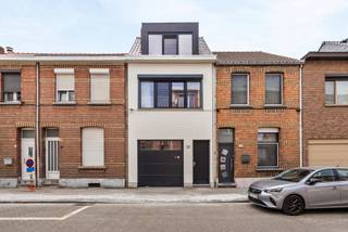 LOCATIEOp een boogscheut van de uitgestrekte Hobokense Polder en op minder dan 15 minuten rijden van het levendige Antwerpse Zuid, ligt deze...