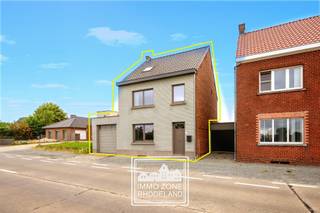 <p>"ABSOLUTE TOPPER" - Afspraak ENIGE BEZOEKDAG ENKEL telefonisch via Randy Remue op 0479/ 99. 99. 90, meer info en foto's via www.facebook.com/remuerandy - LIKE de pagina en blijf op de hoogte van alle nieuwe woningen. De stukken van de woning zijn te consulteren op www.immo-zone.be. Deze knappe gezinswoning met 3 slpks, garage en tuin vinden we terug te Langestraat 8, Zottegem. Indeling: Op het gelijkvloers verwelkomt de inkomhal je met een mooie houten trap. De gezellige leefruimte sluit aan op de eetplaats en de ingerichte keuken. Achteraan vormt de lichtrijke veranda de ideale plek om in alle rust te genieten van het zicht op de tuin. De inpandige garage zorgt bovendien voor extra comfort en praktische bergruimte. Op het 1e verdiep bevinden zich 3 ruime slaapkamers, waarvan 1 ingericht als dressing, een badkamer met ligbad en wastafelmeubel. De kamers genieten van aangename lichtinval. De woning beschikt over een zolder en een kelder. De ruime, fraaie tuin vormt een heerlijke plek om in alle rust te genieten.  Deze schitterende woning in Zottegem is een ABSOLUTE TOPPER voor starters, gezinnen en investeerders. Gelegen dichtbij de dorpskern met winkels, openbaar vervoer, scholen en op 11 km van de autosnelweg. <br />P-score: A / G-score: A. VOOR ZEER SNELLE BESLISSERS!!<br />IMMO ZONE RHODELAND - RANDY REMUE - 0479/ 99. 99. 90 </p>