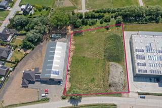Te koop: KMO-grond van maar liefst 3.329 m², strategisch gelegen op slechts 2,5 km van de Stationsstraat (N36) en de Oudenaardebaan (N8). Het...