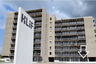 <p><span>Een absolute </span><span>toplocatie aan de Belgische kust</span><span> wacht op jou in Residentie Klif in De Panne! </span></p><p><span>Deze ruime studio is strategisch gelegen met een ongeëvenaard uitzicht van op het grote terras op de uitgestrekte duinen, het zandstrand en de kabbelende zee. </span></p><p><span>Deze studio biedt alles wat je nodig hebt voor een ontspannen vakantie of een weekendje aan zee :</span></p><ul><li><span>Adembenemend uitzicht:</span><span> Geniet van een ongeëvenaard uitzicht op duinen, strand en zee direct vanaf je terras.</span></li><li><span>Zonnig en ruim terras:</span><span> Het enorme zuid-west georiënteerde terras baadt in de zon van de middag tot de avond</span></li><li><span>Ruime studio:</span><span> De indeling bestaat uit een inkomhal met slaaphoek, een badkamer, een apart toilet, een keuken en een grote woonkamer.</span></li><li><span>Perfect voor watersporters:</span><span> Gelegen recht tegenover zeilclub Krab, ideaal voor liefhebbers van zeilen, surfen en andere watersporten. Strand en zee op wandelafstand. </span></li><li><span>Extra luxe:</span><span> Het gebouw is uitgerust met een groot binnenzwembad, wat garant staat voor plezier en ontspanning, het hele jaar door.</span></li></ul><p><span>Hoewel de studio een opfrisbeurt nodig heeft, biedt dit een unieke kans om jouw droomappartement aan zee te creëren op een van de </span><span>meest gewilde locaties</span><span> aan de kust. </span></p><p><span> </span></p><p><span>Dit is niet zomaar een aankoop, maar een investering in ontelbare </span><span>onvergetelijke momenten</span><span>.</span></p>