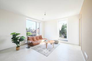 Dit gloednieuw en instapklaar appartement maakt deel uit van residentie Wondelaer, een energiezuinig nieuwbouwproject in het hart van Wondelgem. Het appartement heeft een bewoonbare oppervlakte van 100 m² en een terras van 9 m². Via de inkomhal heeft u toegang tot een lichtrijke leef- en eetruimte en de open keuken met aansluitend een handige berging. Verder vindt u er twee slaapkamers waarvan de master bedroom een dressing heeft, een afzonderlijk toilet en een badkamer met een inloopdouche en lavabo. Ondergronds is er een private parkeerplaats met een handige berging voorzien. <br /><br />Dit appartement werd uitgerust met energiezuinige technologieën, vrij van fossiele brandstoffen. Zo beschikt het over een individuele warmtepomp in combinatie met vloerverwarming, wat zorgt voor een laag energieverbruik. Daarnaast is er een balansventilatie en zijn er fotovoltaïsche panelen aanwezig die verder bijdragen aan de energiezuinigheid van het appartement. <br /><br />Gelegen nabij de kern van Wondelgem vindt u er alle voorzieningen op wandel- en fietsafstand, gaande van diverse scholen en winkels tot parken en culturele activiteiten. Dankzij de uitstekende verbindingen naar Gent kunt u hier genieten van de rust terwijl de levendigheid van de stad altijd binnen handbereik is. <br /><br />E-peil: E30 / EK conform<br /><br />Een persoonlijke, vrijblijvende afspraak kan via jef@landbergh.be of 09 225 25 24.
