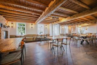 Situation – Établissement horeca à vendre au cœur des Ardennes flamandes<br /><br />Découvrez cet établissement unique dans la région touristique et verdoyante des Ardennes flamandes. Grâce à son emplacement central dans une région prisée des cyclistes et des randonneurs, ce bâtiment attire aussi bien les clients locaux que les touristes. Il bénéficie d'une excellente visibilité, d'un accès facile et d'un grand parking privé, idéal pour les familles, les groupes ou les visiteurs de passage. En bref : un emplacement de choix pour ceux qui souhaitent démarrer ou poursuivre une activité hôtelière prospère.<br /><br />Le bâtiment – Prêt à emménager, rénové et entièrement équipé<br /><br />Ce magnifique établissement hôtelier rénové a été fini dans les moindres détails avec des matériaux de qualité. Le charmant café-restaurant avec bar respire la chaleur et l'authenticité et est entièrement prêt à emménager pour une exploitation professionnelle.<br /><br />L'établissement dispose d'une cuisine professionnelle entièrement équipée, y compris une arrière-cuisine/débarras. La cuisine complète et son contenu peuvent être repris pour 200 000 €.<br /><br />En outre, ce bâtiment offre :<br /><br />Une terrasse spacieuse et agréablement aménagée<br />Un joli jardin avec une tour de jeux – idéal pour les familles<br />Un grand parking privé<br />Possibilité d'habiter au-dessus de l'établissement<br /><br />Il ne s'agit pas d'un simple bâtiment, mais d'un établissement entièrement rénové, comprenant entre autres:<br /><br />Toiture neuve<br />Électricité rénovée<br />Double vitrage<br />Chauffage central<br /><br />Ici, vous pouvez vous lancer sans stress de rénovation et vous mettre immédiatement au travail.<br /><br />Vous recherchez un établissement horeca à vendre dans les Ardennes flamandes, prêt à emménager, avec des finitions de qualité et un emplacement commercial idéal ? Alors ce bien est une opportunité à saisir.<br /><br />Parfait pour ceux qui rêvent d'un établissement horeca, d'un concept de location, d'un bar à manger, d'une taverne, d'une brasserie ou d'un café-restaurant.<br /><br />Pour plus d'informations et/ou une visite, appelez Gwen Moerman au 0472/62.03.60.