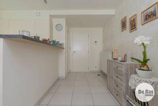 EERSTE BEZOEKDAG WOENSDAG 19/08 VAN 16U - 18U (ENKEL OP AFSPRAAK!!)<br />AALST - Instapklaar gelijkvloers appartement in het centrum van Aalst met terras en tuin<br /><br />Bent u op zoek naar een comfortabel appartement op een toplocatie? Dan is dit verzorgde gelijkvloerse appartement in het centrum van Aalst beslist een bezoek waard. Dankzij de centrale ligging bevinden winkels, scholen, openbaar vervoer en horecazaken zich op wandelafstand.<br /><br />Bij het binnenkomen komt u in de inkomhal die toegang geeft tot de ruime en lichtrijke leefruimte met open keuken. Verder beschikt het appartement over twee volwaardige slaapkamers, een badkamer en een apart gastentoilet, waardoor het perfect geschikt is voor zowel koppels, kleine gezinnen als investeerders.<br /><br />Een absolute meerwaarde is het gezellige terras met aansluitend een privatieve tuin, waar u in alle rust kunt genieten van het buitenleven. Bovendien beschikt het appartement over een privatieve kelder en ondergrondse staanplaats, deze zijn afzonderlijk bij aan te kopen voor € 25.000.<br /><br />Dit instapklare appartement combineert comfort, een praktische indeling en een uitstekende ligging in het hart van Aalst. Een ideale opportuniteit voor wie zorgeloos wil wonen of op zoek is naar een interessante investering.<br /><br />Bij verdere vragen of om een bezoek te plannen, aarzel niet om ons te contacteren: 053/60.65.60<br /><br />De vermelde prijs is een richtprijs. Na ontvangst van de biedingen zal de verkoper beslissen of hij/zij de eigendom verkoopt aan het beste bod. De richtprijs is aldus niet bindend voor de verkoper. Voor meer info kunt u ons contacteren of het reglement raadplegen op onze website.