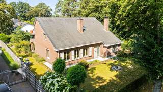 <p><span>Prachtige gezinswoning op een gegeerde locatie nabij het centrum van Sint-Job </span></p><p><span> </span></p><p><span>Deze uitstekend onderhouden gezinswoning is gelegen in een rustige, groene woonwijk op een gegeerde locatie nabij het centrum van Sint-Job. </span></p><p><span>Hier geniet u van een perfecte combinatie van rust, privacy en een uitstekende bereikbaarheid. </span></p><p><span>Winkels, scholen, openbaar vervoer en de op- en afrit van de E19 bevinden zich op korte afstand, waardoor alle dagelijkse voorzieningen steeds binnen handbereik zijn.</span></p><p><span> </span></p><p><span>Bij het betreden van de woning valt meteen de aangename lichtinval op. </span></p><p><span>De ruime leefruimte vormt samen met de aansluitende veranda het hart van de woning en creëert een uitnodigende leefomgeving waar binnen en buiten naadloos in elkaar overvloeien. </span></p><p><span>Dankzij de grote raampartijen geniet u hier het hele jaar door van een aangenaam zicht op de tuin.</span></p><p><span>De combinatie van de sfeervolle sierbalken en de houthaard maakt van de leefruimte een warme gezellige ruimte.</span></p><p><span> </span></p><p><span>De halfopen keuken is functioneel ingericht en kijkt eveneens uit op de tuin. </span></p><p><span>Op het gelijkvloers bevinden zich daarnaast een gastentoilet, een polyvalente kamer die perfect kan dienen als slaapkamer, bureau of praktijkruimte, evenals een inpandige garage. </span></p><p><span> </span></p><p><span>De eerste verdieping omvat drie volwaardige slaapkamers en een badkamer. </span></p><p><span>De aanwezige zolder biedt bijkomende bergruimte en verhoogt de praktische waarde van de woning. </span></p><p><span> </span></p><p><span>Ook op energetisch vlak is deze woning een interessante keuze. Dankzij de dak- en muurisolatie en de recente hoogrendementsketel behaalt de woning een gunstig EPC-label C. </span></p><p><span>Dit vertaalt zich in een aangenaam wooncomfort en een efficiënter energieverbruik. </span></p><p><span> </span></p><p><span>Met haar lichtrijke leefruimtes, functionele indeling, goede energetische prestaties en uitzonderlijke ligging vormt deze woning een uitstekende opportuniteit voor wie op zoek is naar een comfortabele gezinswoning in een groene en toch centraal gelegen omgeving.</span></p>