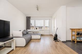 Bel appartement prêt à l'emploi au 5ème étage avec terrasse, séjour spacieux et 1 chambre à coucher.Cuisine entièrement équipée avec lave-vaisselle,...