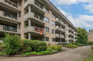 In de verzorgde residentie Dennendael ontdek je dit hoger gelegen gelijkvloers appartement met 2 mooie terrassen. De ligging is prima: rustig en...