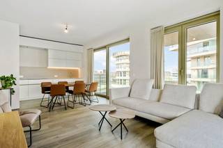 Ontdek dit prachtig afgewerkte appartement met twee slaapkamers, waar luxe, comfort en een unieke ligging perfect samenkomen. De grote...