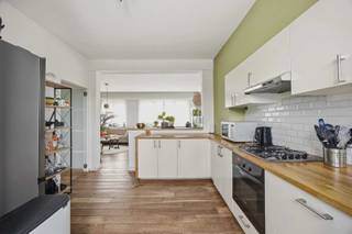 Gelegen aan de Kapelsesteenweg 567 Mariaburg Ekeren, bieden wij duplex appartement te huur aan. Vrij vanaf 1 april 2026<br /><br /><br />Dit appartement is ideaal voor een koppel met 1 kindje of 1 ouder met 1 kindje die op zoek zijn naar een woning. De woning is uitstekende bereikbaarheid tot het centrum en andere nabijgelegen voorzieningen. Winkels, restaurants, scholen en openbaar vervoer liggen allemaal op loopafstand. <br />Indeling : 1ste verdieping: leefruimte met open keuken op parket 39m² (oven/ -gasfornuis- dampkap) aansluiting voor was-en droogkast, hall, badkamer met douche en lavabo met spiegelkast . <br />2de verdieping, 2 slpks 15.17m² en 24.32m², hall en toilet.<br />Overal rolluiken, <br />Boven broodjeszaak in het weekend gesloten, geen onder noch boven buren. <br />Epc 300 Klasse C<br />Totale oppervlakte 95m²<br />Het appartement wordt ALL-IN verhuurd. Huurprijs 1000€ + 200€ (voorschot gas/elektriciteit &amp; water (inbegrepen)) Jaarlijks herzienbaar.<br />Bezichtiging na afspraak<br />Graag uw reactie met korte beschrijving van uzelf en van de mede bewoners en vanaf wanneer u zou huren.<br />
