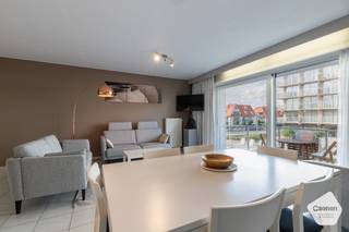 Dit <strong>bijzonder goed onderhouden en energiezuinige </strong>(EPC-label B) appartement bevindt zich aan de zonnige zijde van de gekende residentie ‘<strong>Bernardus B</strong>’ in Nieuwpoort-Bad. Dankzij de <strong>centrale ligging</strong> bevinden zowel de<strong> Zeedijk als de winkelstraat zich op wandelafstand.</strong><br />Het appartement is als volgt ingedeeld:
<ul>
<li>Inkomhal;</li>
<li><strong>Ruime en lichtrijke leefruimte</strong> met schuifraam naar het <strong>zuidwestelijk georiënteerde terras</strong>;</li>
<li>Aangenaam zonneterras met afgesloten bergruimte;</li>
<li>Open en <strong>volledig ingerichte keuken</strong>, voorzien van alle comfort en een aansluiting voor de wasmachine;</li>
<li><strong>Afzonderlijke slaapkamer</strong> met dubbel bed en voldoende kastruimte;</li>
<li>Badkamer met douche, wastafel en toilet;</li>
</ul>
<strong>Enkele troeven:</strong>
<ul>
<li>Extra slaapgelegenheid in de leefruimte;</li>
<li>Centrale ligging, vlakbij de Zeedijk;</li>
<li>Gunstig EPC-label B;</li>
</ul>
<br />Een verzorgd appartement op een uitstekende locatie dat zeker een bezoek waard is.