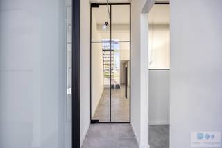 Op een uitstekende locatie te Lier bevinden zich deze 2 charmante rijwoningen met 3 volwaardige slaapkamers en gezellige stadstuin.<br /> <br />Deze volledig gerenoveerde, hedendaagse woningen zijn gelegen in een rustige, kindvriendelijke straat op wandelafstand van centrum Lier wat ervoor zorgt dat winkels, scholen en openbaar vervoer binnen handbereik zijn.<br /><br />We betreden de woningen langs de voordeur waar de inkomhal enerzijds toegang geeft tot de ruime fietsenberging en anderzijds tot de aangename leefruimte met maximale lichtinval. Aansluitend de leefruimte, is er de aanwezigheid van een hedendaagse keuken met alle hedendaagse toestellen en comfort. Achterliggend bevindt zich een apart toilet en berging met wasplaats. De keuken biedt toegang tot de gezellige, volledig afgesloten stadstuin waar het heerlijk vertoeven is.<br /><br />Terug in de leefruimte, geeft de vaste trap een toegang tot het 1 ste verdiep. Hier treffen we één ruime slaapkamer en badkamer uitgerust met inloopdouche, ligbad, dubbele wastafel en toilet. Via de overloop komen we op het 2 de verdiep, deze maakt plaats voor nogmaals 2 ruime slaapkamers.<br /><br />Door het gebruik van duurzame, kwalitatieve materialen alsook conforme isolatienormen, zonnepanelen en vloerverwarming, genieten deze instapklare woningen beiden EPC label A.<br /><br />Kortom, zorgeloos wonen op een toplocatie te Lier!<br />Neem gerust contact op met ons voor meer info of een bezoek ter plaatse.