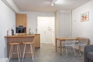 Op zoek naar een gezellige stek aan zee? Ontdek deze mooie, moderne studio op de derde verdieping, ideaal gelegen in het bruisende centrum van Oostende! De studio geniet van aangenaam zijdelings zeezicht en beschikt over een praktische berging. Een extra polyvalente ruimte kan perfect ingericht worden als bureau, slaaphoekje met kinderbedje of extra opbergruimte. Dankzij de uitstekende ligging bevinden het strand, de winkels, restaurants en het openbaar vervoer zich allemaal op wandelafstand. De ideale uitvalsbasis voor een heerlijk vakantieverblijf aan zee! Laat deze kans niet voorbijgaan en plan vandaag nog uw bezoek!