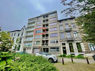 <p>Dit energiezuinig 2-slaapkamerappartement, voorzien van alle hedendaagse wooncomfort, met een netto bewoonbare oppervlakte van 84 m²,  is gelegen op de derde verdieping van de residentie “Schreurs” omvattende: een inkomhal, een berging, een lichtrijke ruime woonkamer, een aparte volledige vernieuwde keuken met toegang tot het eerste terras, twee volwaardige slaapkamers waarvan één toegang biedt tot het tweede zuidoostelijke georiënteerde zonneterras, een apart gastentoilet en een badkamer met een ligbad en een enkelvoudige wastafelkast. Tevens is er nog een individuele ondergrondse kelder aanwezig. Maandelijkse provisie voor water en gemene lasten: 75€. Individuele tellers voor privatief verbruik van elektriciteit en aardgas. Dit comfortabele appartement is gelegen nabij openbaar vervoer en verschillende toegangswegen die leiden naar de autostrades richting Brussel en Luik, alsook op korte wandelafstand van een stadspark, de Sportoase en uiteraard de pittoreske en bruisende Leuvense binnenstad. Beschikbaar vanaf 1/11/2025! Voor meer info of een eerste bezoek: frederik@immo-time.be.</p>