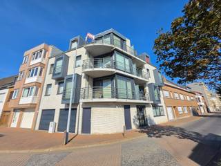 Op zoek naar een<strong> instapklaar duplex hoekappartement met open uitzicht </strong>(tot Brugge!)<strong> op een topligging </strong>aan de Belgische kust?<br /><br />Dit perfect onderhouden appartement biedt een zeldzame combinatie van ruimte, licht, privacy en een schitterende ligging in een rustige zijstraat van de Kapelstraat.<br />U woont hier centraal, op slechts 5 minuten wandelen van de kusttram, de duinen, het strand, winkels en horeca.<br />Het echte kustgevoel, elke dag.<br /><br />Het duplex appartement heeft een oppervlakte van 103 m² en bevindt zich op de 3e en hoogste verdieping, waardoor u geniet van een prachtig open uitzicht dat tot Brugge reikt — een uniek gevoel van rust, licht en ruimte.<br />Als hoekappartement met een ideale zuid en zuidoost oriëntatie baadt het tot in de namiddag in het zonlicht.<br /><br /><strong>Indeling</strong><br />Benedenverdieping
<ul>
<li><span>Inkomhal</span></li>
<li><span>Lichtrijke woonkamer met open volledig uitgeruste keuken en eetruimte (met uitzicht)</span></li>
<li><span>Slaapkamer</span></li>
<li><span>Douchecel met wastafel</span></li>
<li><span>Apart toilet</span></li>
</ul>
Bovenverdieping
<ul>
<li><span>Slaapkamer met ingemaakte kasten, velux en verduistering</span></li>
<li><span>Grote, lichtrijke badkamer met comfortabel ligbad, wastafel en toilet, velux en verduistering</span></li>
<li><span>Praktische berging/wasplaats met aansluiting voor wasmachine</span></li>
</ul>
<strong>Extra troeven</strong>
<ul>
<li><span>Appartement werd steeds met de grootste zorg onderhouden door de eerste eigenaars</span></li>
<li><span>Mogelijkheid tot aankoop van een gesloten garagebox in autopark <em>Populierenhof</em> (op 200 m, zelfde straat)<br />- ideaal voor wie comfort en veiligheid wil</span></li>
<li><span>mogelijkheid om gemeubeld aan te kopen</span></li>
<li><span>Kleinschalige residentie (slechts 7 appartementen)</span></li>
<li><span>Rustige ligging met alle voorzieningen op wandelafstand</span></li>
<li><span>gezamenlijke fietsenberging</span></li>
</ul>
<br /><strong>Kortom </strong><br /><br />Een compleet, modern en comfortabel duplex appartement op een uitzonderlijke kustlocatie, waar licht, ruimte en een prachtig uitzicht centraal staan.<br />Een unieke kans voor wie op zoek is naar een instapklaar tweede verblijf of een kwalitatieve woonst aan zee.<br /><br /><br />