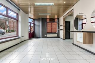 Voor meer info en foto’s, surf naar www.swevers.be – Op een centrale locatie in Koersel vind je dit veelzijdige investeringspand met een bewoonbare oppervlakte van 316 m², bestaande uit een handelsruimte, een appartement, een duplex en twee studio’s. De vier woonunits zijn momenteel allemaal verhuurd en brengen samen € 2210 per maand op. De commerciële ruimte van 60 m² (plus kelder) kan naar wens zelf benut of opnieuw verhuurd worden; in het verleden bracht die € 829/maand op. Dat maakt het geheel uiterst interessant voor investeerders én ondernemers. Het gebouw werd oorspronkelijk opgetrokken in 1951 en volledig gerenoveerd in 1991; in 2024 werd nog het dak vernieuwd. Achteraan zijn er vier privatieve parkeerplaatsen en een gedeelde tuin. Op het gelijkvloers vind je vooraan de handelsruimte met eigen inkom, en achteraan een lichtrijk appartement van 76 m² met twee slaapkamers. De eerste en tweede verdieping vormen een duplex van 125 m² met twee slaapkamers. Tot slot zijn er achteraan twee compacte en goed uitgeruste studio’s van 29 m² en 26 m². Dankzij de centrale ligging zijn alle voorzieningen op wandelafstand en is een vlotte verbinding naar omliggende steden verzekerd. Dit is een unieke kans op een instapklaar opbrengsteigendom met bewezen verhuurbaarheid én extra potentieel. Voor meer informatie, bel 011 255 155. Bron bewoonbare oppervlakte: EPC – verslag.<br />* De studio's bus 4 en bus 5 hebben een energieprestatiescore E en F. Derhalve is dit pand onderworpen aan de renovatieverplichting van de Vlaamse overheid voor residentiële gebouwen (behoudens bij sloop binnen 5 jaar na de aankoop). Consulteer voor meer informatie de website van het Vlaams Energie- en Klimaatagentschap via https://www.vlaanderen.be/een-huis-of-appartement-kopen/renovatieverplichting-voor-residentiele-gebouwen.
